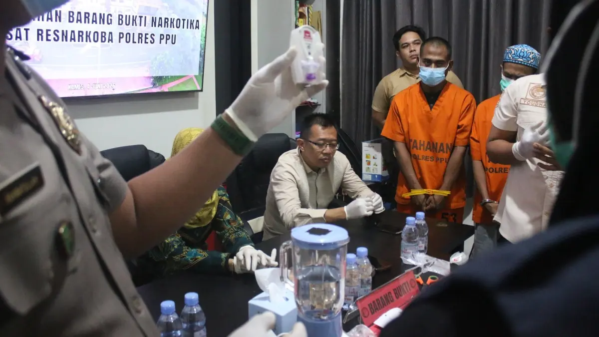 PENGUJIAN: Sebelum dimusnahkan Dokkes Polres PPU melakukan uji melalui alat deteksi cepat berupa test kit yang didistribusikan langsung oleh Mabes Polri. (AHMAD MAKI/KP)