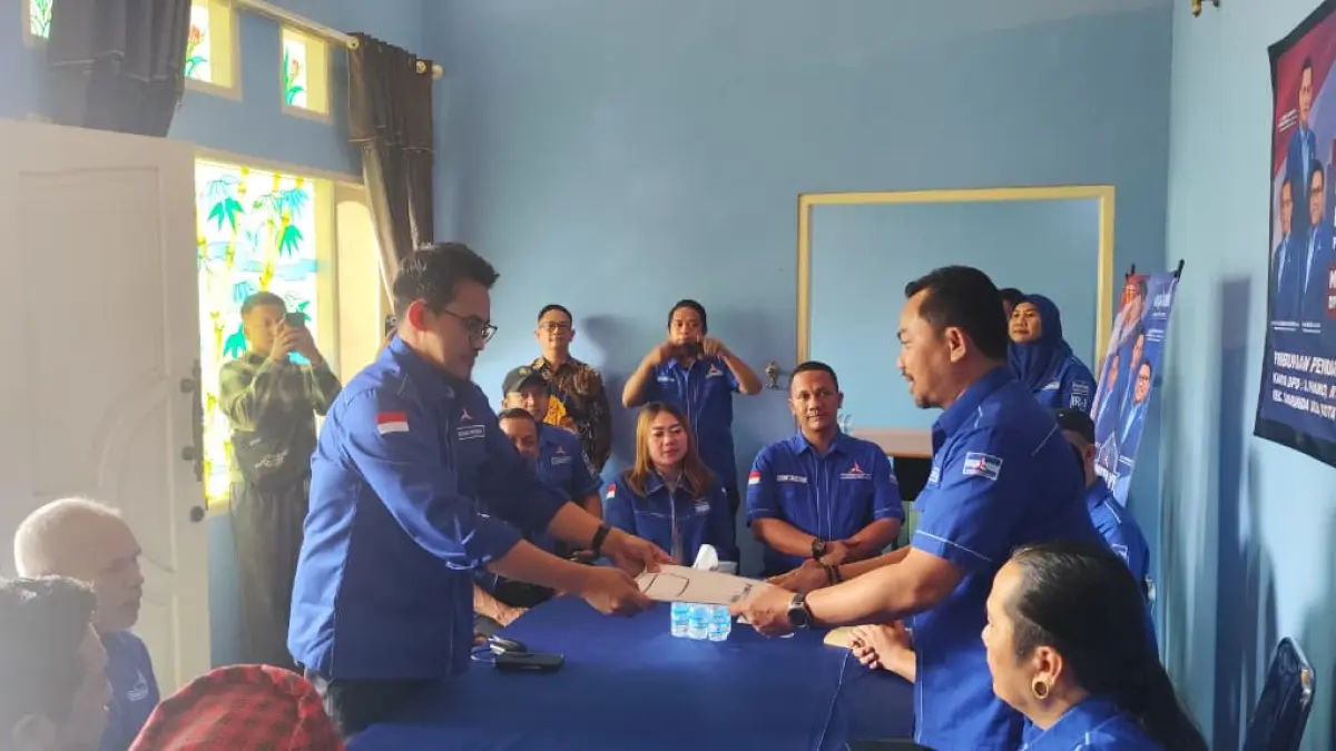 PERTAMA: Bambang Soepriyadi (kiri) menyerahkan formulir pendaftaran calon ketua DPD Demkorat Kaltim, Kamis (5/6). (DENNY SAPUTRA/KP)