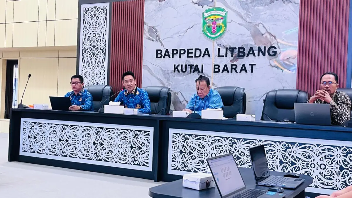POTENSI BESAR: Presentasi pendahuluan mengenai potensi, tantangan, dan strategi pengembangan komoditas karet di Kabupaten Kutai Barat. (Sunardi/KP)