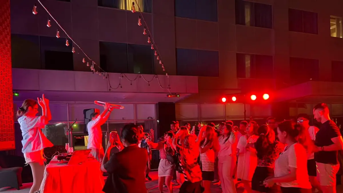 SERU: Hotelier Hawaiian Night, pada Sabtu 30 Mei 2026 dipusatkan di area Poolside Lantai 2 Novotel Balikpapan, dengan panorama sunset yang memukau serta pemandangan kota dan laut Balikpapan.