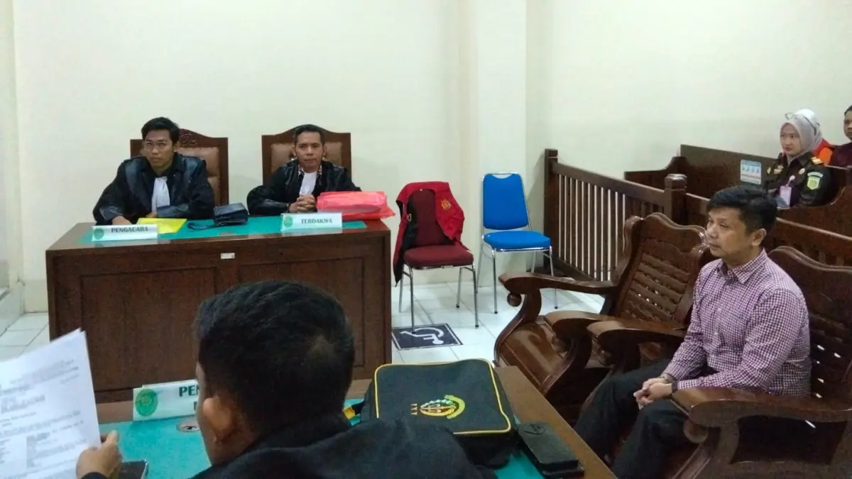 SIMAK DAKWAAN: Terdakwa kasus dugaan penipuan bisnis solar Rp20 miliar Handy Aliansyah menyimak serius tuntutan jaksa terhadapnya dalam sidang di PN Balikpapan, Kamis (4/6).