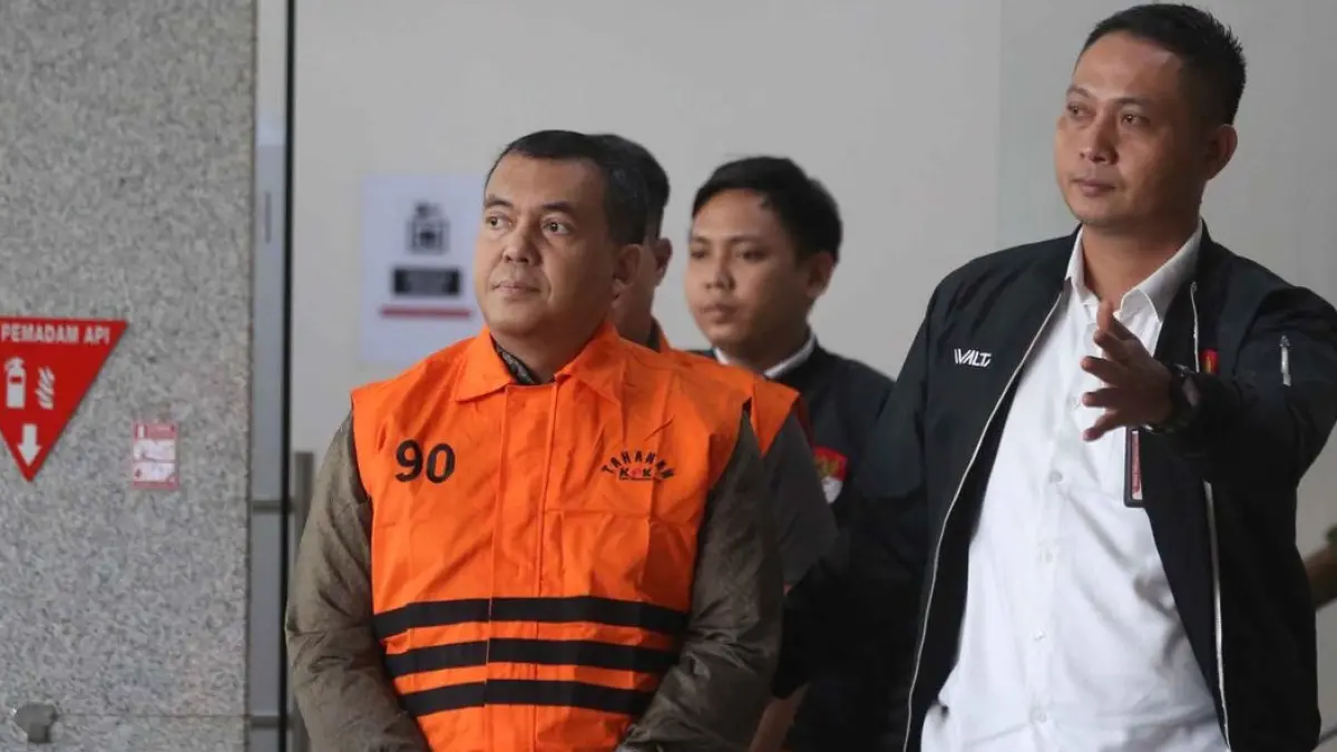 TERSANGKA: Wakil Menteri Imigrasi dan Pemasyarakatan (Wamen Imipas), Silmy Karim (kiri) setelah ditetapkan jadi tersangka oleh KPK.(lp6) 