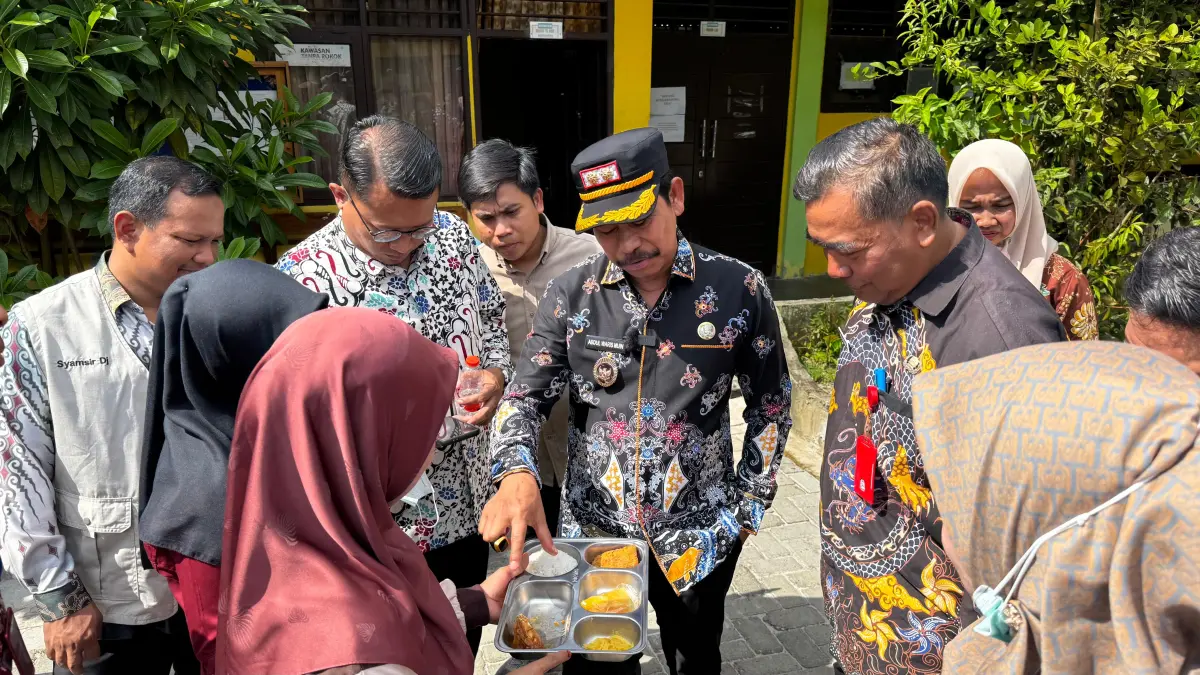 Tim Satgas MBG PPU melakukan monitoring distribusi makanan di MTs Darul Ulum Penajam.