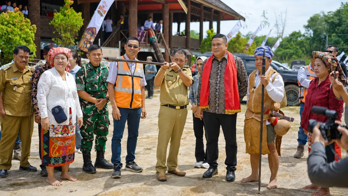 Wakil Bupati Kubar, H Nanang Adriani saat mencoba menyumpit dengan target yang telah disiapkan&nbsp;