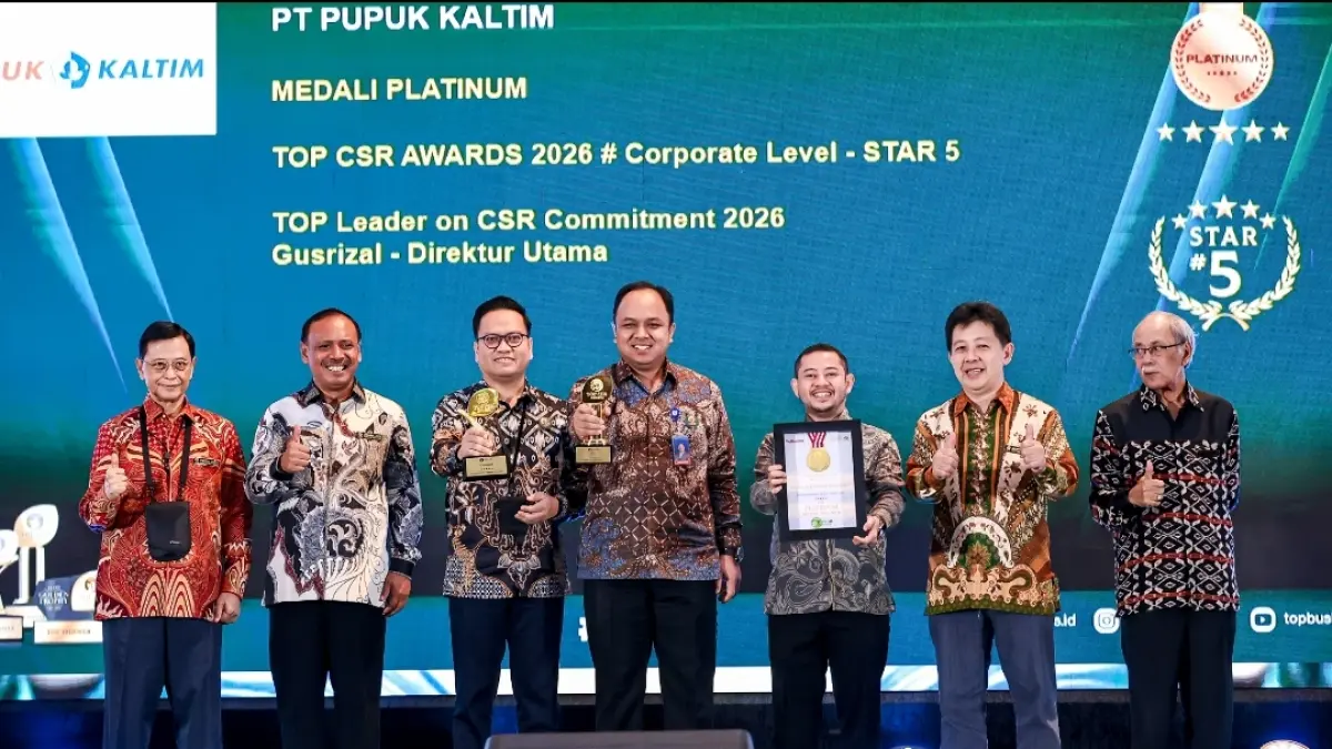 Penghargaan TOP CSR Awards 2026 dengan predikat Star 5 dan Medali Platinum diterima manajemen PKT di Jakarta, belum lama ini. Penghargaan ini menjadi bukti nyata komitmen PKT dalam menjalankan praktik bisnis berkelanjutan yang berdampak langsung bagi kemandirian ekonomi masyarakat. (FOTO: PUPUK KALTIM)