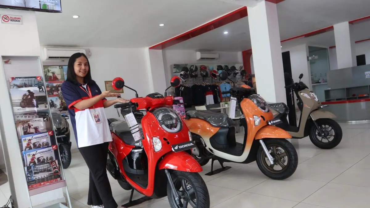 FRESH: Varian Motor Honda terbaru saat dipamerkan di dealer Astra Motor Kaltim 1 Balikpapan. Genio dan Scoopy menjadi model paling laris dan diminati generasi muda (Gen-Z). Siap hadir dengan warna terbaru menjelang tahun ajaran 2026/2027. ANGGI PRADITHA/KP