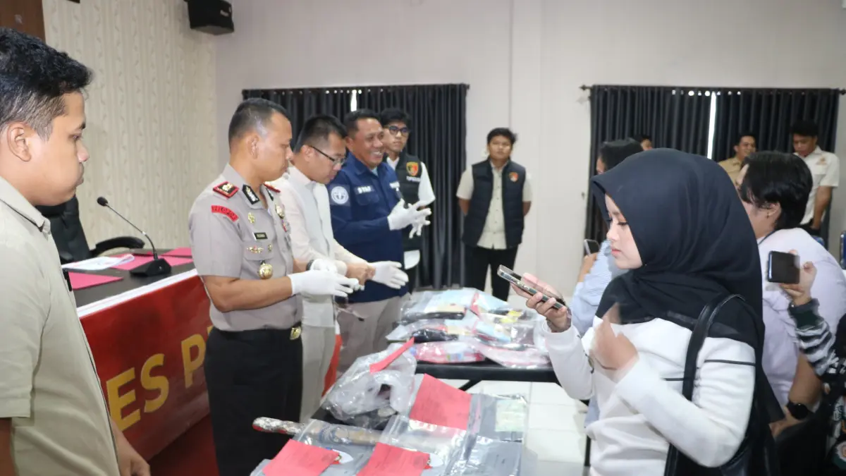 BARANG BUKTI NARKOBA: Polres Penajam Paser Utara saat memamerkan sejumlah barang bukti yang berhasil diamankan dari tangan tersangka pengedar narkotika dalam konferensi pers.(humas polres ppu).