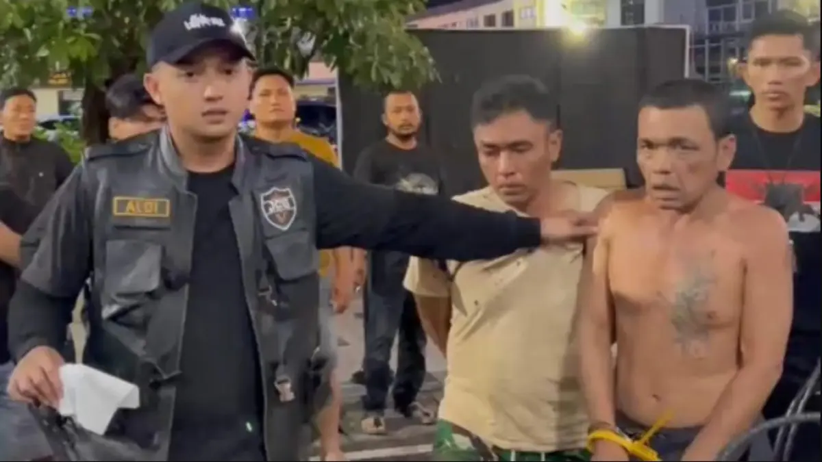 Dua tersangka penganiayaan wanita hamil di Deli Serdang saat diamankan polisi. Keduanya ditangkap pada malam hari setelah aksinya viral di media sosial. (FOTO: POLRESTABES MEDAN.)