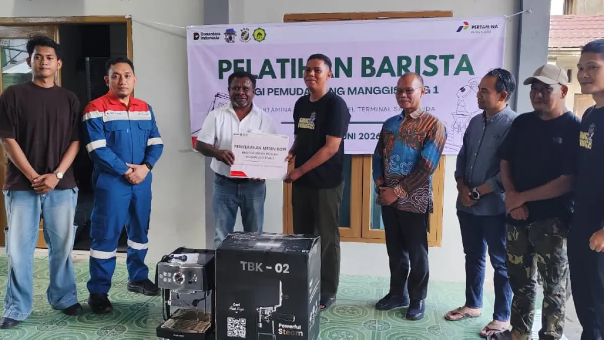 
DUKUNGAN: Edi Mangun (ketiga kiri) memberikan bantuan mesin kopi dan pelatihan secara simbolis ke pemuda di ring 1 Pertamina Fuel Terminal Samarinda, Kamis (4/6). (DENNY SAPUTRA/KP)