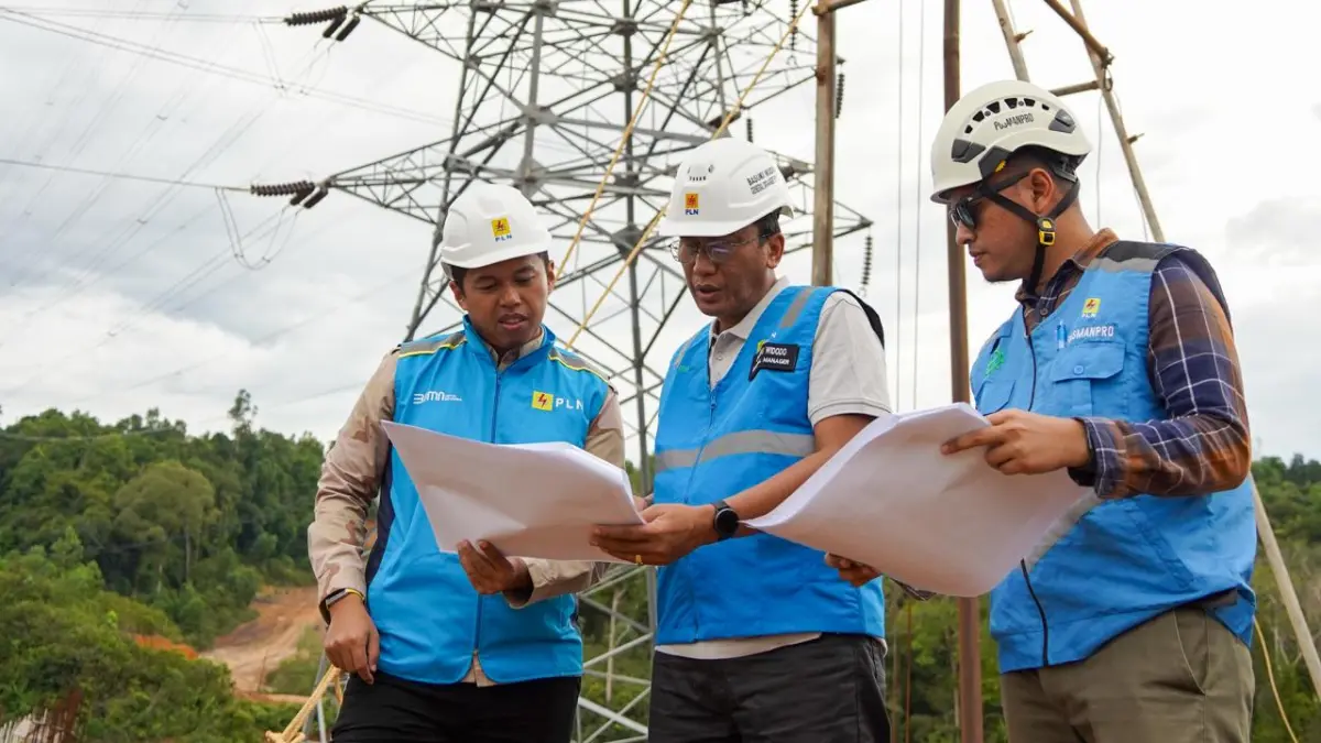 KOORDINASI: Insan PLN UIP KLT melakukan koordinasi lapangan pada pembangunan infrastruktur ketenagalistrikan sebagai wujud kerja nyata dalam menghadirkan listrik andal untuk rakyat dan kemajuan daerah.
