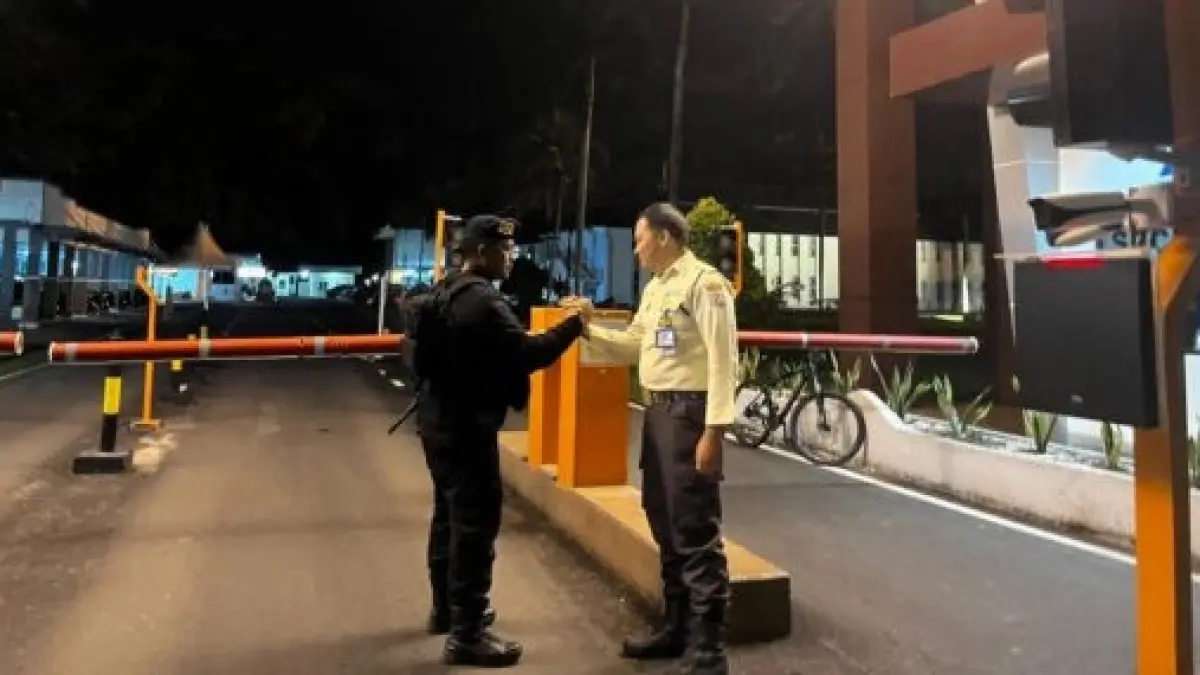 OBVITNAS: Malam hari personel Gegana melakukan pengawasan sejumlah Obvitnas di Balikpapan.