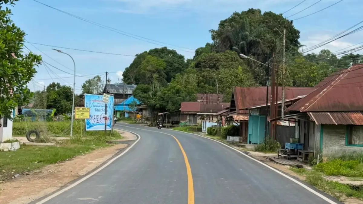 PANDUAN VISUAL: Kondisi fisik marka jalan aspal yang kini mulai diperjelas dan diperbarui di sepanjang ruas nasional Loa Janan–Tenggarong–Kotabangun, Kabupaten Kutai Kartanegara. (BBPJN KALTIM)

&nbsp;