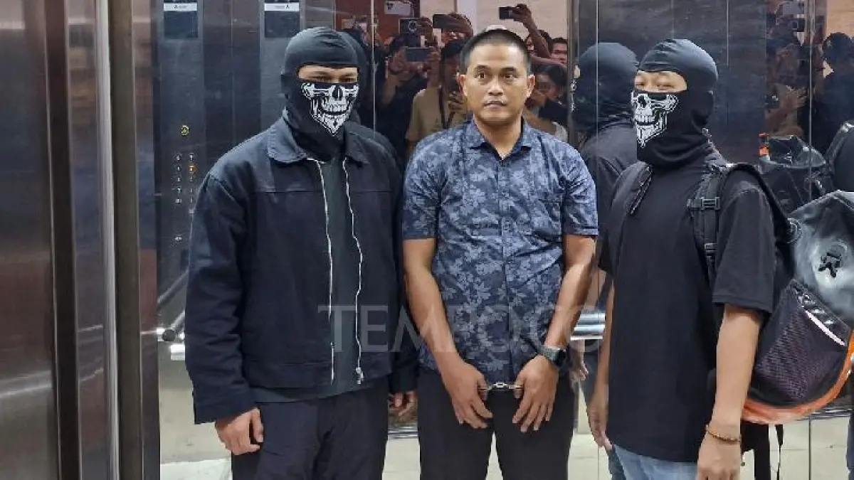 PEMERIKSAAN: Bekas anggota Satuan Brimob Polda Kaltim, Dedy Wiratama (tengah) saat tiba di Bareskrim Polri untuk pemeriksaan intensif terkait kasus beking narkoba di Samarinda, Kaltim.(tmp)