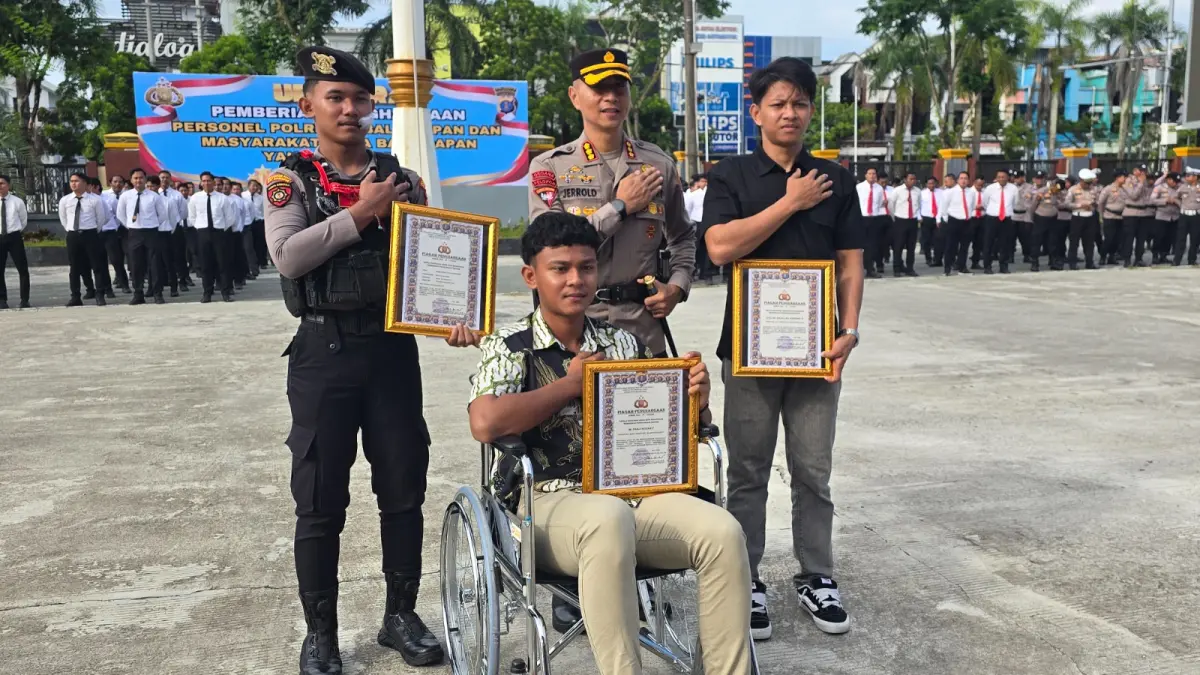 PENGHARGAAN: Personel Polresta Balikpapan dan warga menunjukkan keberanian saat membantu mengamankan seorang pria bersenjata parang di kawasan KM 9, Balikpapan mendapatkan penghargaan.