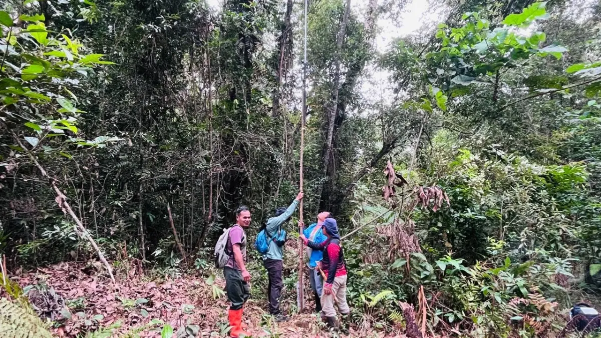 PENGUKURAN: Petugas BPN Kutai Barat bersama warga melakukan pengukuran bidang tanah. (K.SUNARDI/KP)