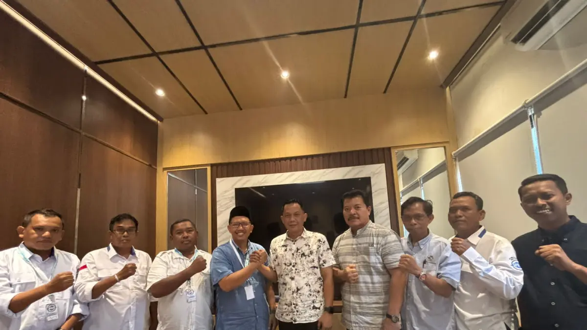 Plt Ketua Kadin Kutai Kartanegara Dedi Sudarya bersama jajaran APBMI Kuala Samboja seusai audiensi terkait penguatan peran pengusaha lokal di sektor jasa pelabuhan dan logistik Kukar.