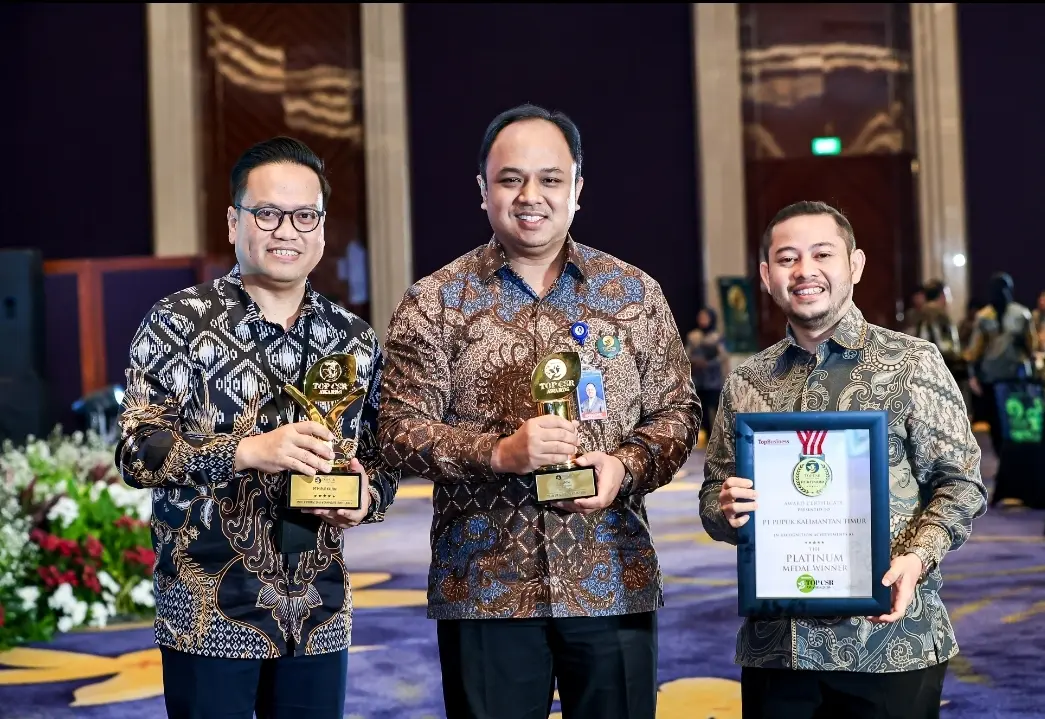 Sekretaris Perusahaan Pupuk Kaltim, Anggono Wijaya (tengah), saat menerima penghargaan TOP CSR Awards 2026 dengan predikat Star 5 dan Medali Platinum di Jakarta, belum lama ini. 