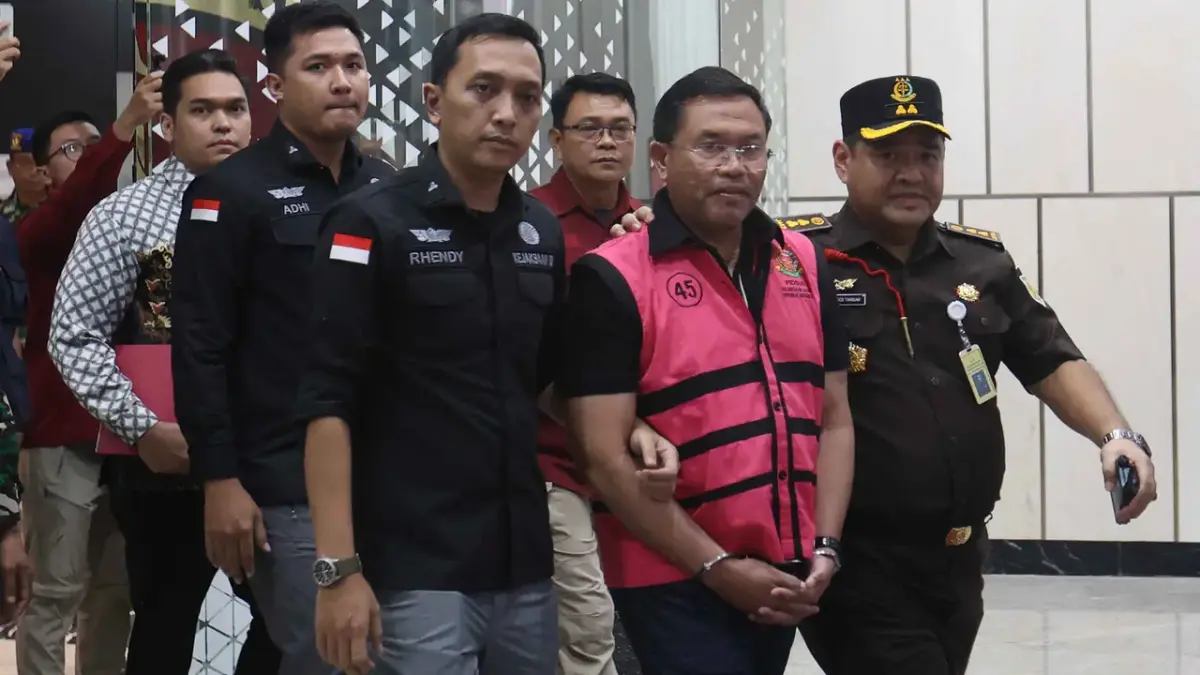 SIAP SERET: Sony Sonjaya (pakai rompi) tersangka kasus dugaan korupsi program MBG menyatakan siap menyeret sejumlah pihak di eksekutif dan legislatif.(lp6)