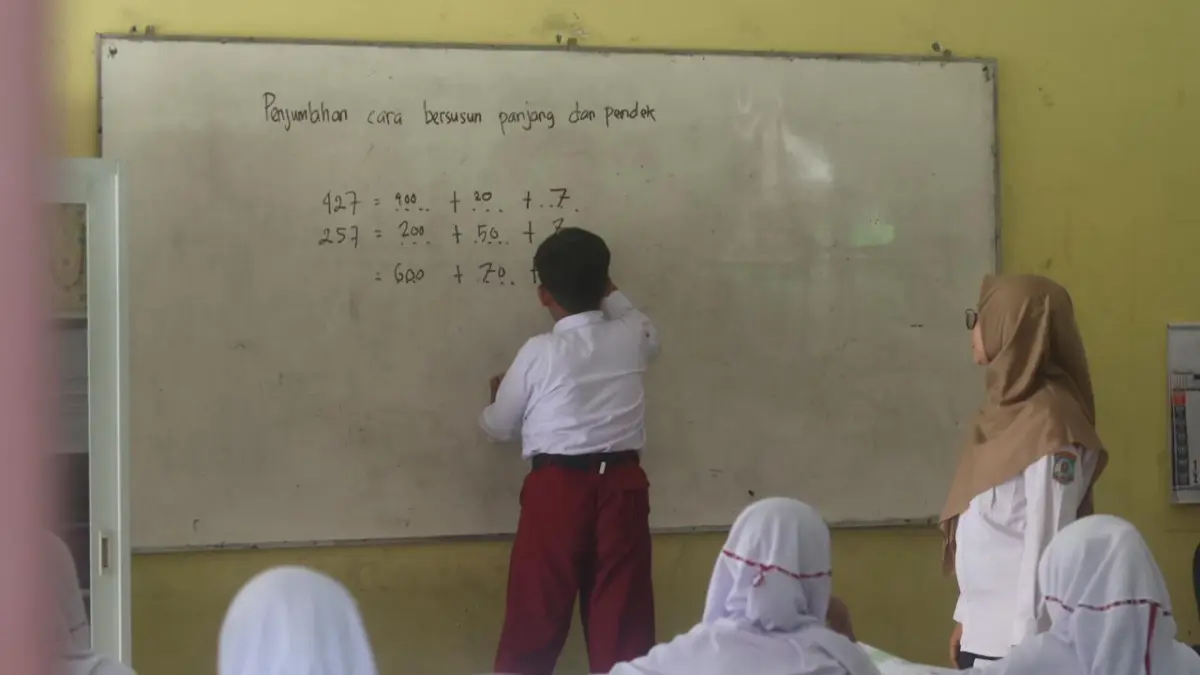Suasana aktivitas belajar mengajar di salah satu sekolah di Balikpapan. Untuk menutupi kekurangan tenaga pendidik, Pemkot Balikpapan kembali merekrut guru PJLP Tahap II dengan kuota 206 orang.&nbsp;