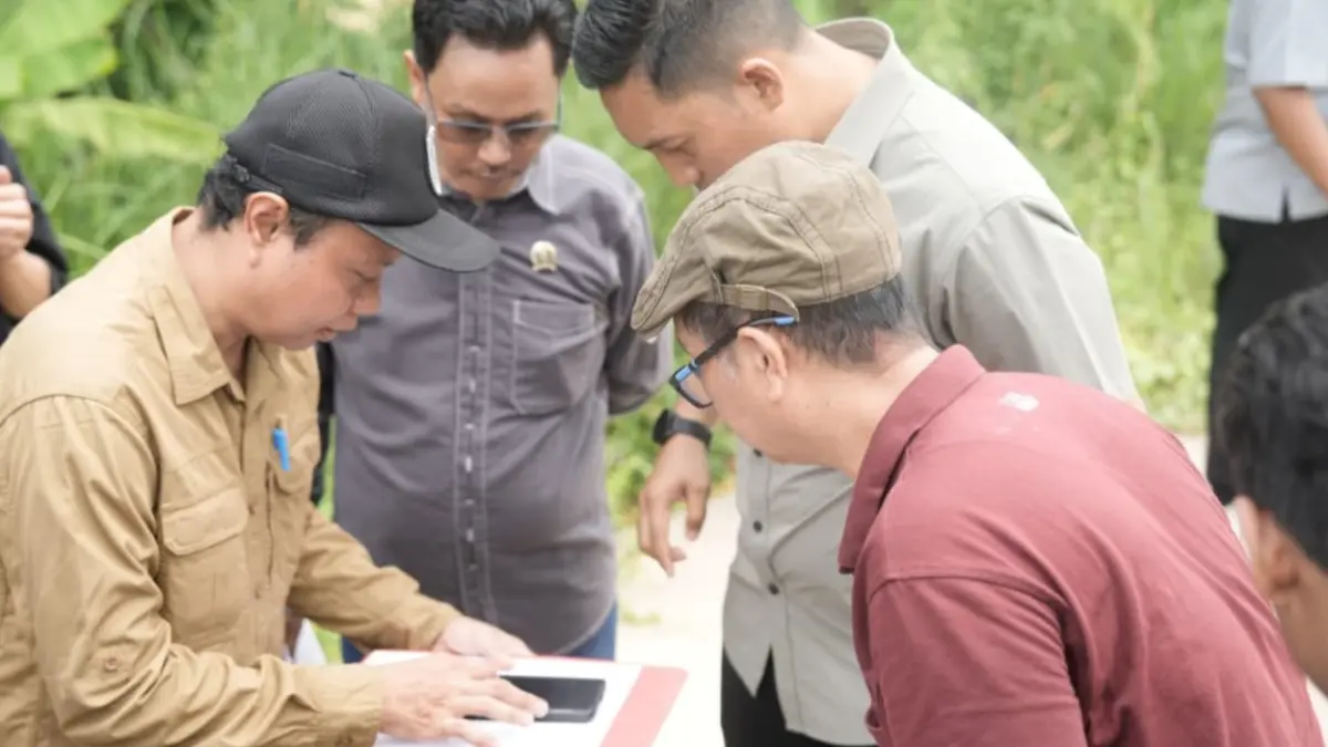 TINJAU LOKASI: Anggota Komisi C DPRD Kutai Timur meninjau lokasi pembangunan Jalan Ring Road di Sangatta, Jumat (5/6). (IST)