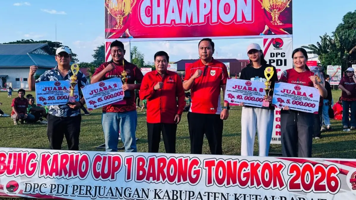 Frederick Edwin (tiga kanan) saat menutup Turnamen Bung Karno Cup I. (FOTO K SUNARDI/KP)&nbsp;