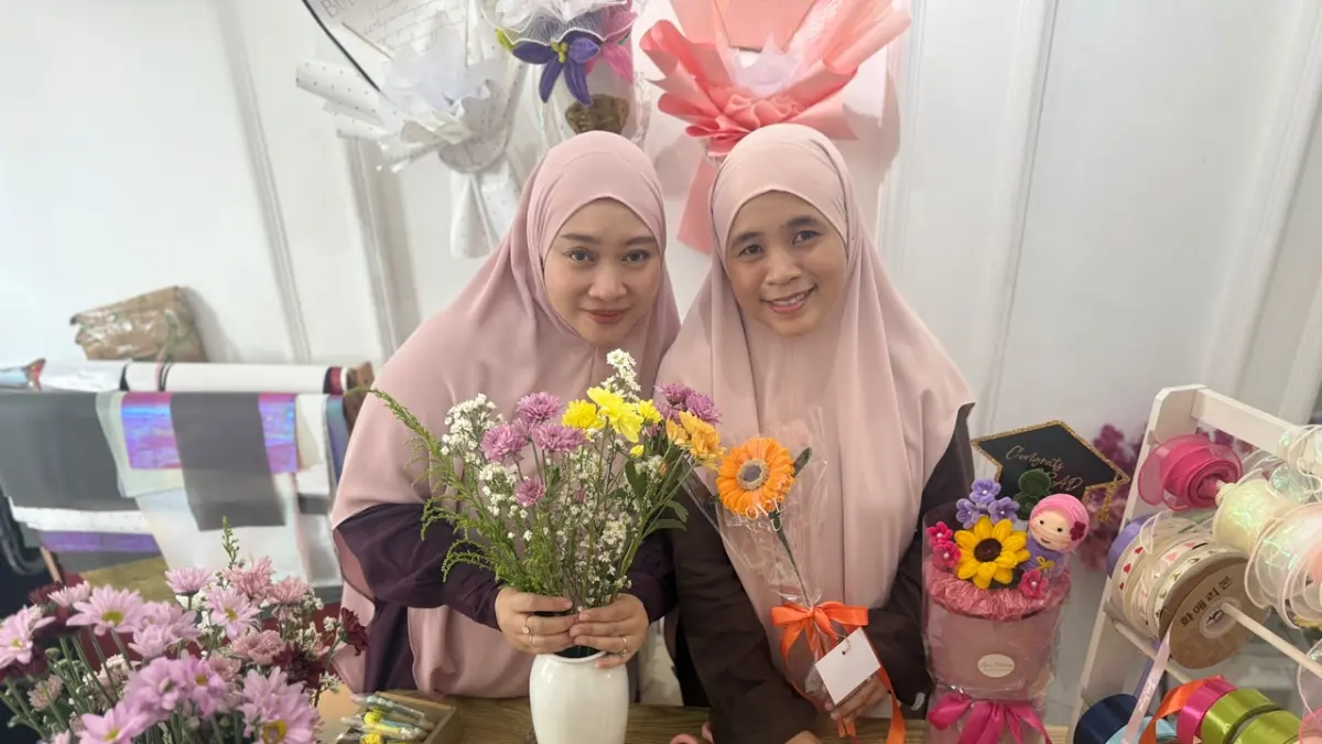 IDE: Pertemanan Muna dan Erry mengantarkan mereka sukses membangun usaha bunga. Ide yang tak hanya wacana, tapi dibuktikan dengan karya.