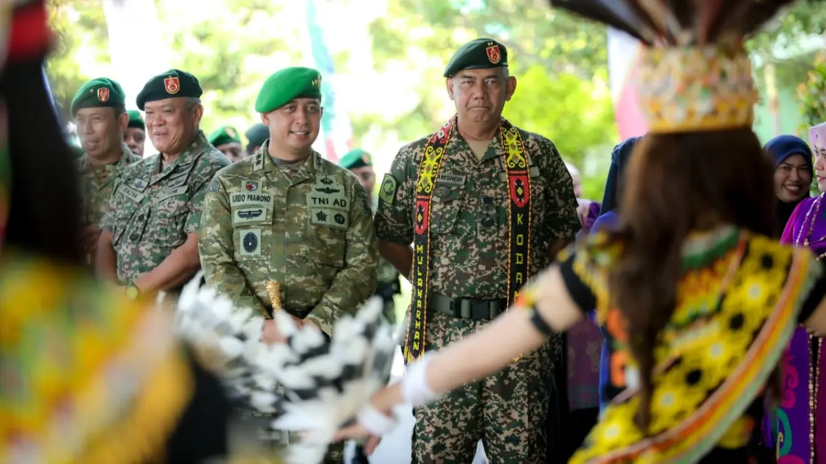 Mayjen Krido Pramono (kiri) saat menyambut kedatangan Mayor Jenderal Datuk Shamshor bin Haji Jaafar di Markas Kodam VI/Mulawarman, Kamis (4/6).