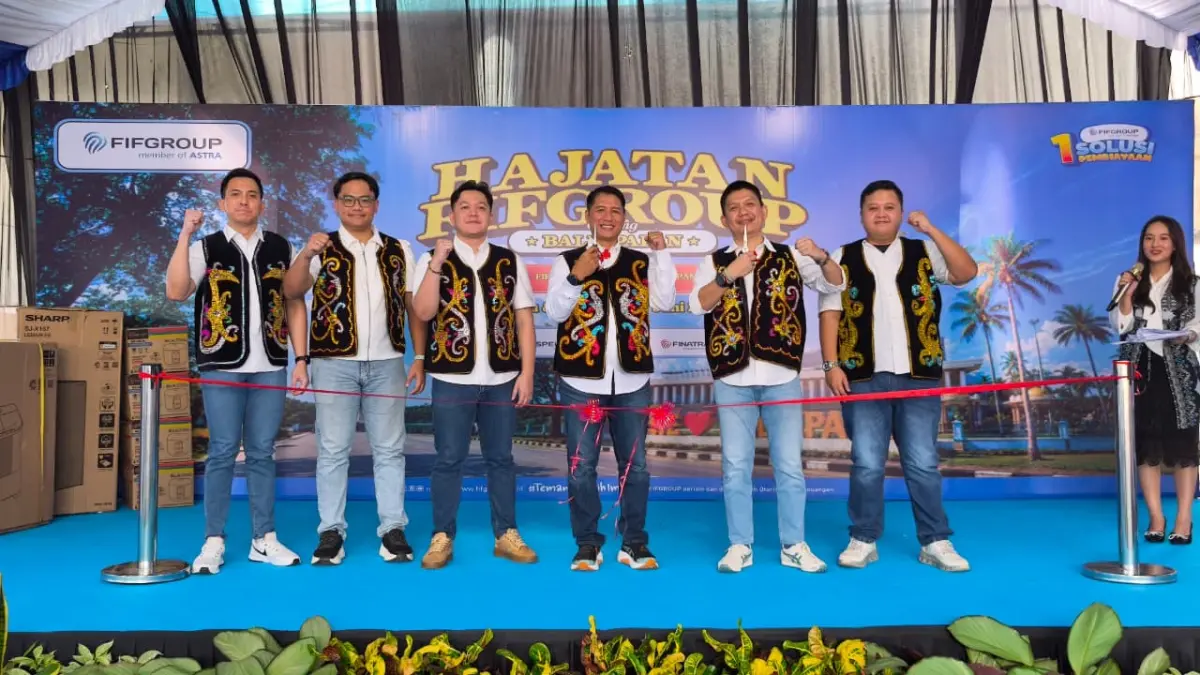PEMBIAYAAN: Kepala Cabang FIFGROUP Balikpapan, Herman (tengah) didampingi oleh jajaran manajemen secara simbolis membuka acara Hajatan FIFGROUP, Sabtu (6/6).