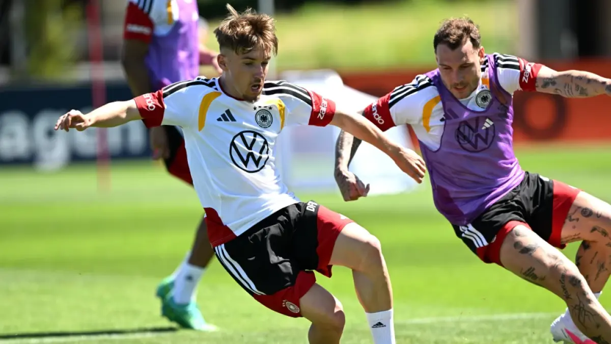 PUNGGAWA; Dua penggawa Timnas Jerman, Lennart Karl (kiri) dan David Raum, tampak serius menjalani sesi latihan di Herzogenaurach, Jerman, Kamis (28/5/2026), sebagai persiapan menjelang putaran final Piala Dunia 2026. (dpa via AP)