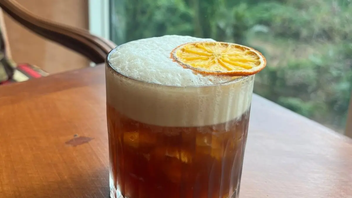SENSASI BERBEDA: Mengombinasikan espresso dengan air kelapa segar yang di-shake hingga berbusa, minuman ini menghadirkan rasa kopi yang ringan dan menyegarkan dengan sentuhan aroma citrus dari garnish dry lemon.