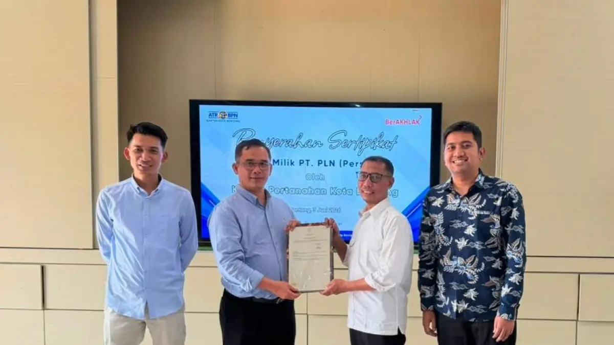 SERAHKAN SERTIFIKAT: Manager Unit Pelaksana Proyek 3, PLN UIP KLT, Junaedi menerima penyerahan sertifikat aset lahan GI 150 kV Bontang Lestari dari Kepala Kantor Pertanahan Kota Bontang sebagai bagian dari upaya pengamanan aset negara dan mendukung percepatan pembangunan infrastruktur ketenagalistrikan di Kalimantan Timur.