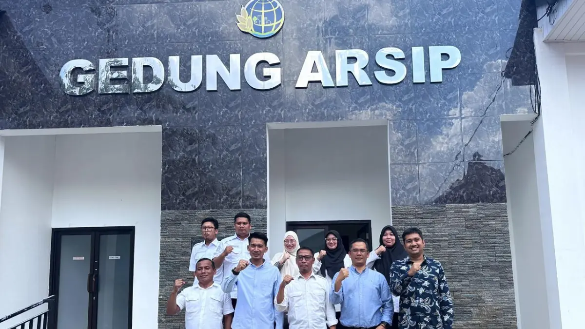 ABADIKAN MOMEN: Jajaran PT PLN (Persero) UIP Kalimantan Bagian Timur bersama Kantor Pertanahan Kota Bontang melakukan foto bersama usai kegiatan penyerahan sertipikat aset lahan GI 150 kV Bontang Lestari di Kantor Pertanahan Kota Bontang.