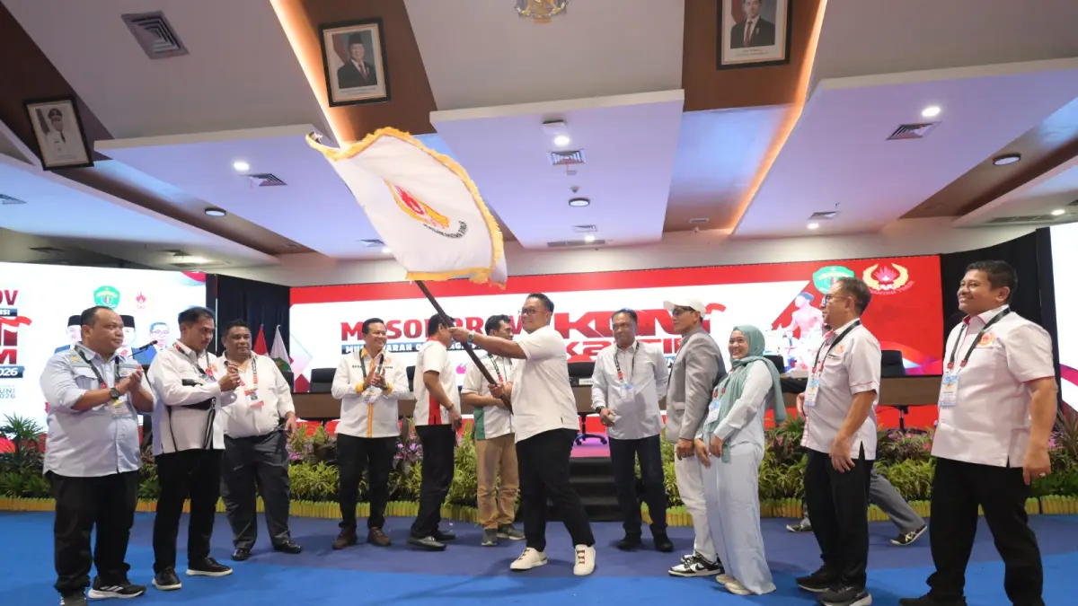 Anderiy Syachrum mengibarkan pataka KONI Kaltim setelah disahkan secara aklamasi menjadi Ketua KONI Kaltim periode 2026-2030. (DONI ADITYA/KALTIM POST)