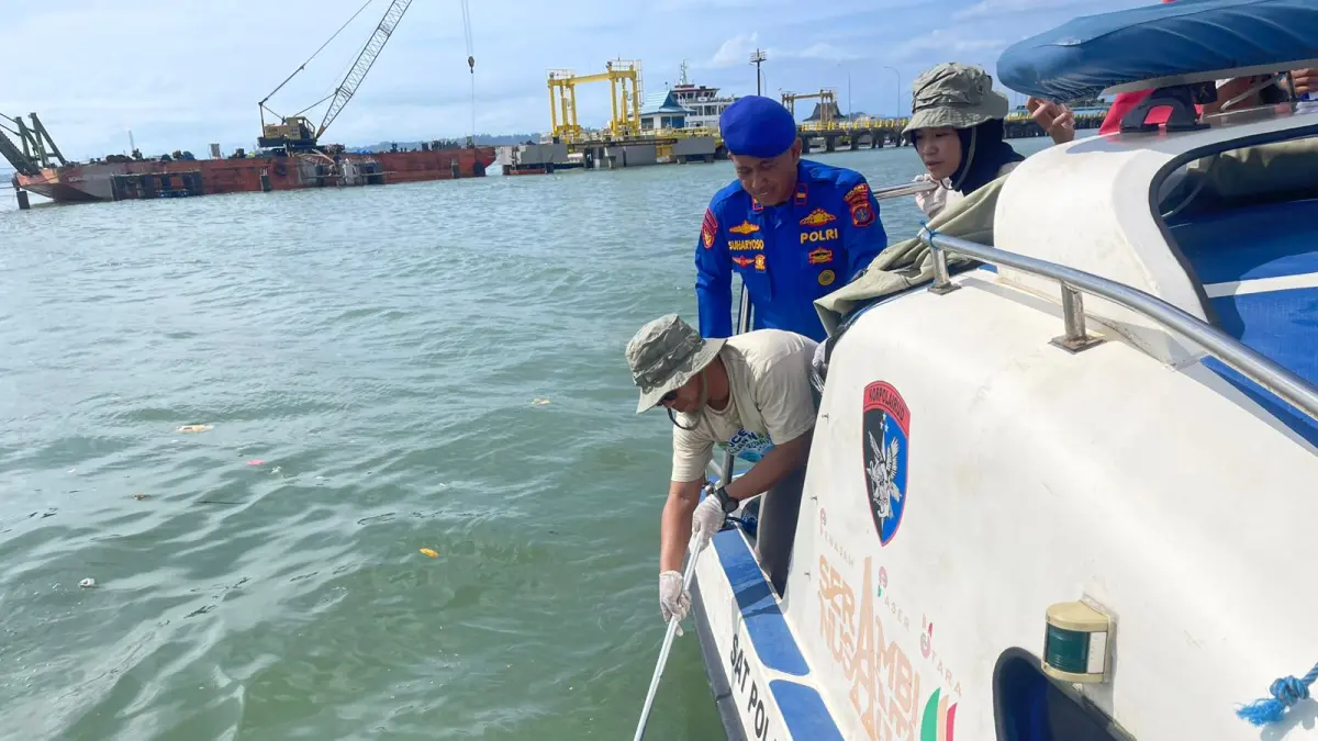ASDP-SATPOLAIRUD-Personel ASDP Balikpapan dan Satpolairud Polres PPU berkolaborasi membersihkan area Pelabuhan Speedboat Penajam, PPU, termasuk membersihkan sampah-sampah di perairan sekitar.(humas polres ppu)