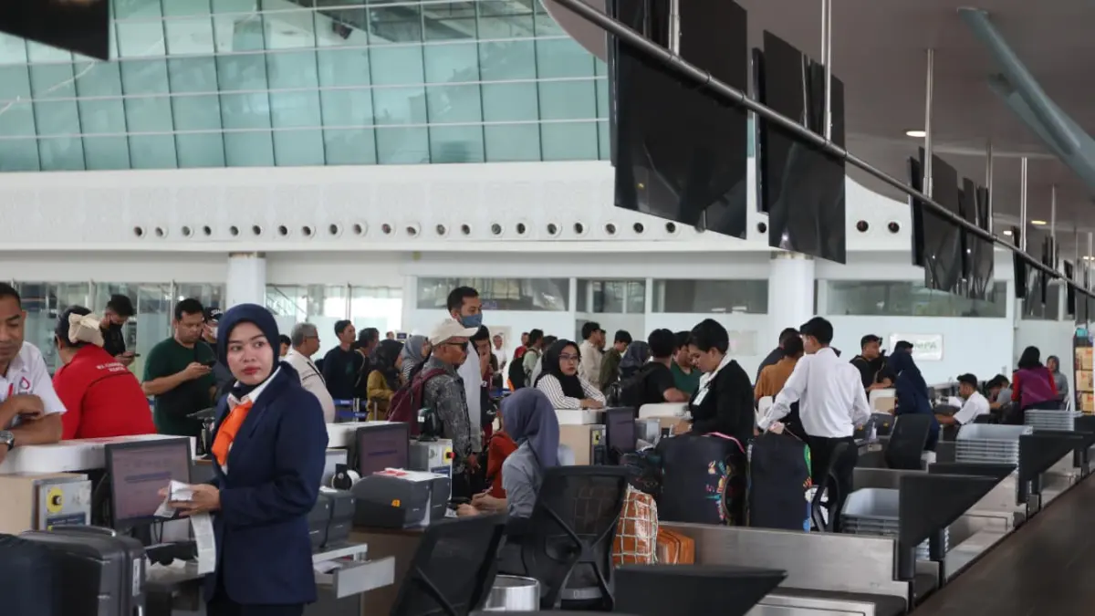 Calon penumpang saat melakukan proses check-in di Bandara SAMS Sepinggan Balikpapan. (ANGGI PRADITHA/KP)

&nbsp;