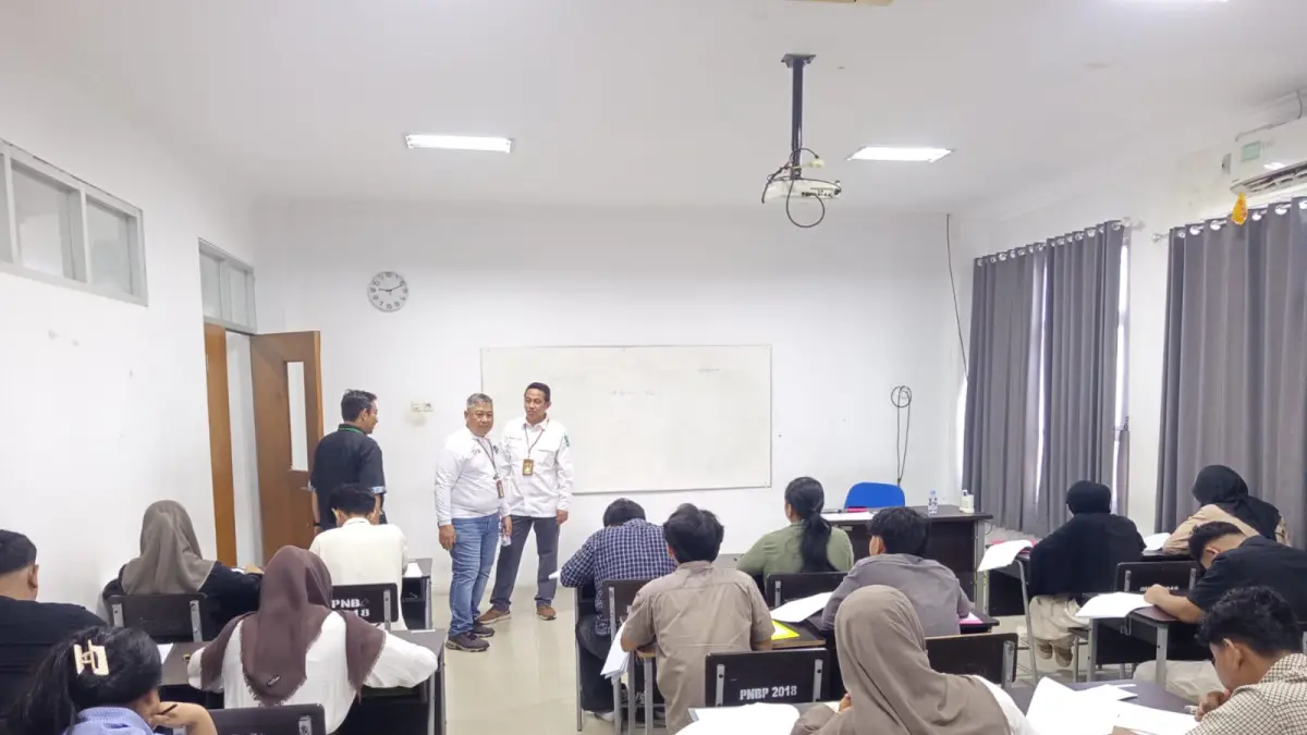 Dedy Irawan meninjau langsung para peserta ujian mandiri di dalam kelas bersama para jajaran civitas akademika Polnes.