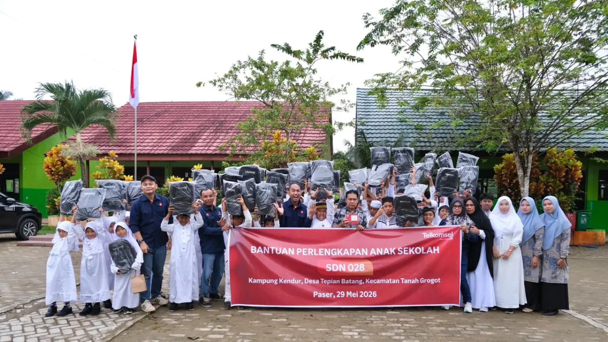 DUKUNG SISWA KALIMANTAN: Selain tas sekolah, alat tulis, dan buku, Telkomsel juga menyerahkan perangkat Modem Orbit Star H2 guna mendukung kebutuhan pembelajaran berbasis digital di lingkungan sekolah.