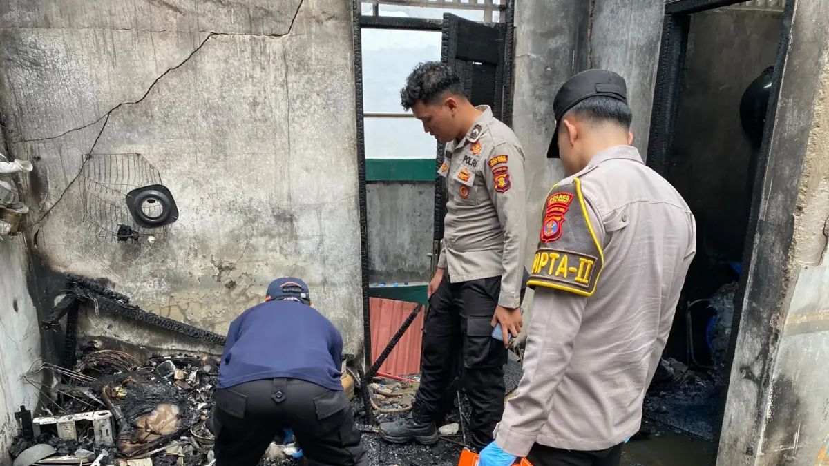OLAH TKP: Petugas melakukan olah tempat kejadian perkara (TKP) kebakaran yang menghanguskan sebuah bangunan kos di Kecamatan Tering, Kutai Barat.