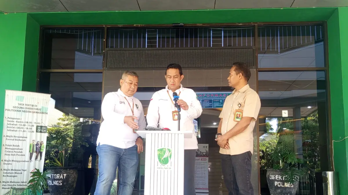 Para pejabat civitas akademika beserta panitia dan jajaran lain abadikan momen saat kegiatan.