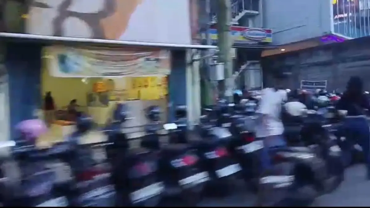 PARKIR LIAR: Meski telah ditertibkan, parkir liar di kawasan tertib lalu lintas (KTL) dekat Balikpapan Plaza terus beraktivitas. Aparat terkait dinilai tidak tegas.