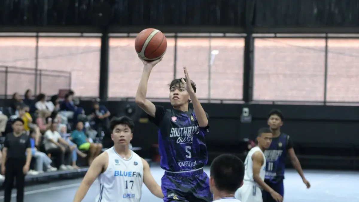 Pemain Southbay’s melepaskan tembakan dua poin saat menghadapi Bluefin Samarinda dalam laga penentuan tiket final four KBL 2026 di Sport Center Korem 091/ASN, Samarinda, Sabtu (6/6). (DONI ADITYA/KALTIM POST)