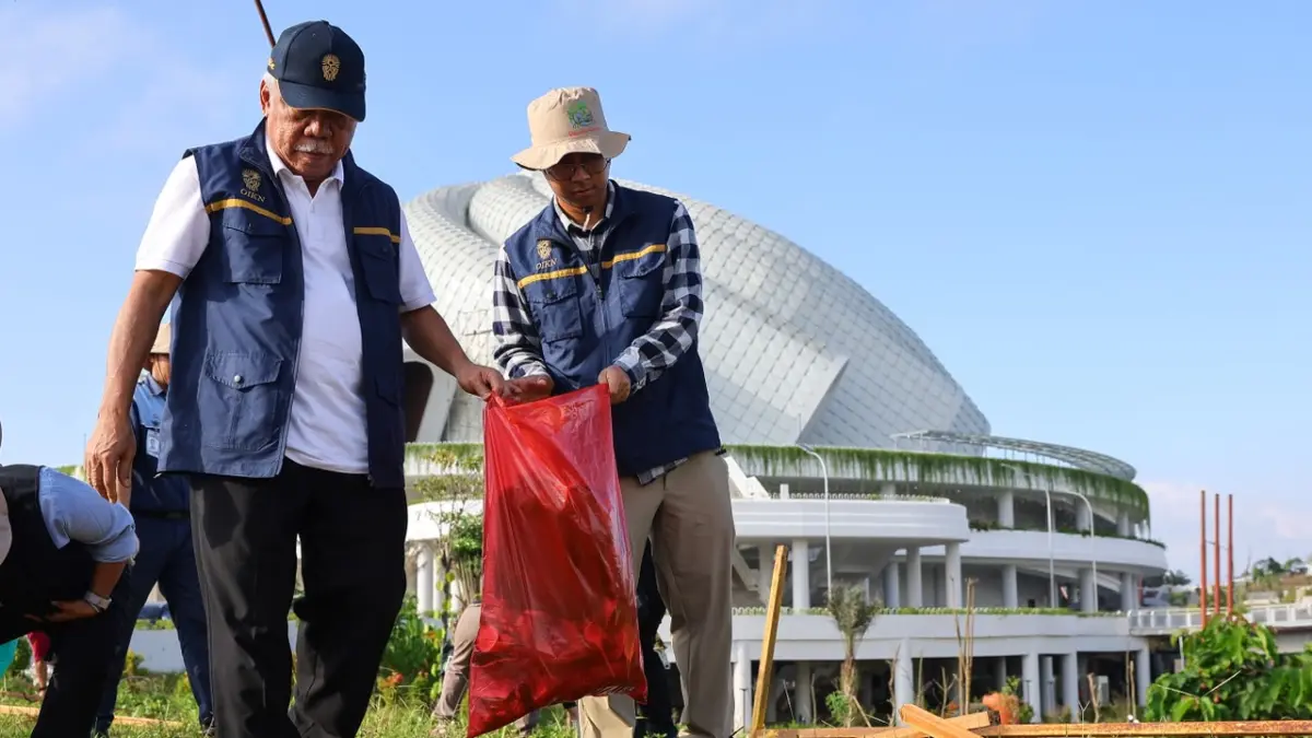PERINGATAN: Kerja bakti (korve) bersih lingkungan untuk memperingati Hari Lingkungan Hidup Sedunia, yang berlangsung di Masjid Negara IKN pada Sabtu (6/6). 