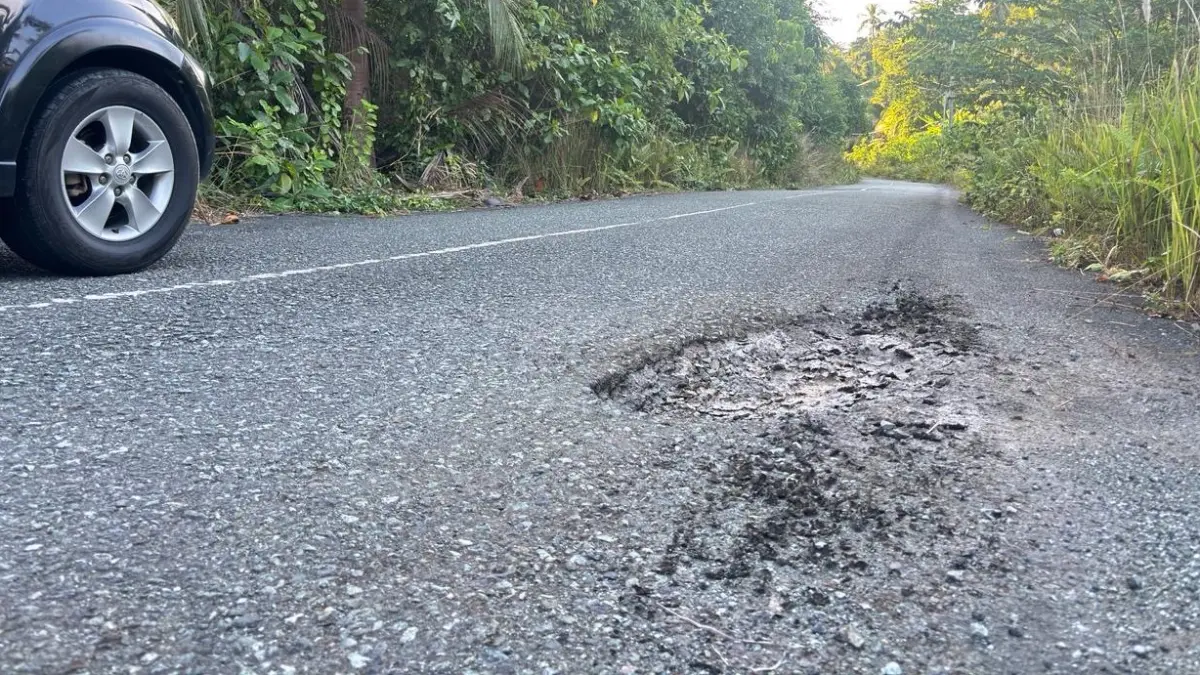 Ruas jalan di Pulau Maratua yang berlubang. (FOTO SENO/BP)