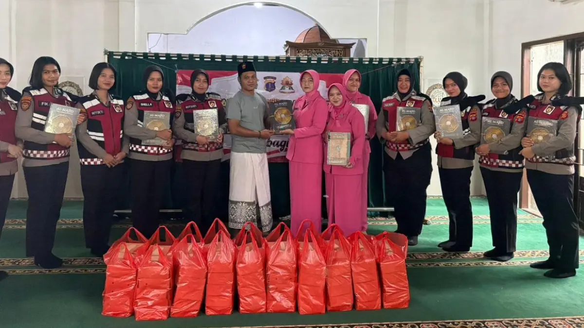 SOSIAL: Personel Polwan Ditsamapta Polda Kaltim dan Bhayangkari salurkan bantuan di masjid dan ponpes.