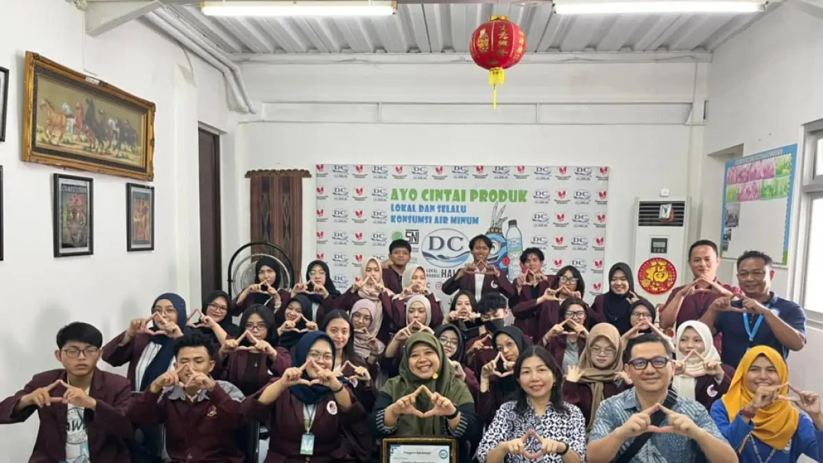 TAMBAH WAWASAN: Kunjungan mahasiswa Universitas Mulia ke DC Balikpapan. Tampak Kepala CDC UM, Dr. Linda Fauziah menerima penghargaan dari pihak DC Balikpapan sebagai bentuk apresiasi atas kunjungan industri dan penguatan kolaborasi pembelajaran.