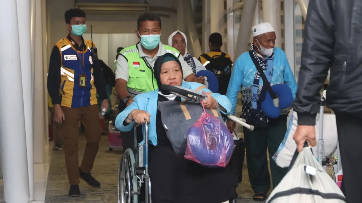 Angkasa Pura Indonesia mengoptimalkan seluruh layanan, termasuk jalur cepat (fast track) dan lift khusus, guna memberikan kenyamanan maksimal bagi jamaah haji lansia dan berkebutuhan khusus yang baru tiba dari Jeddah. (ANGGI PRADITHA/KALTIM POST(