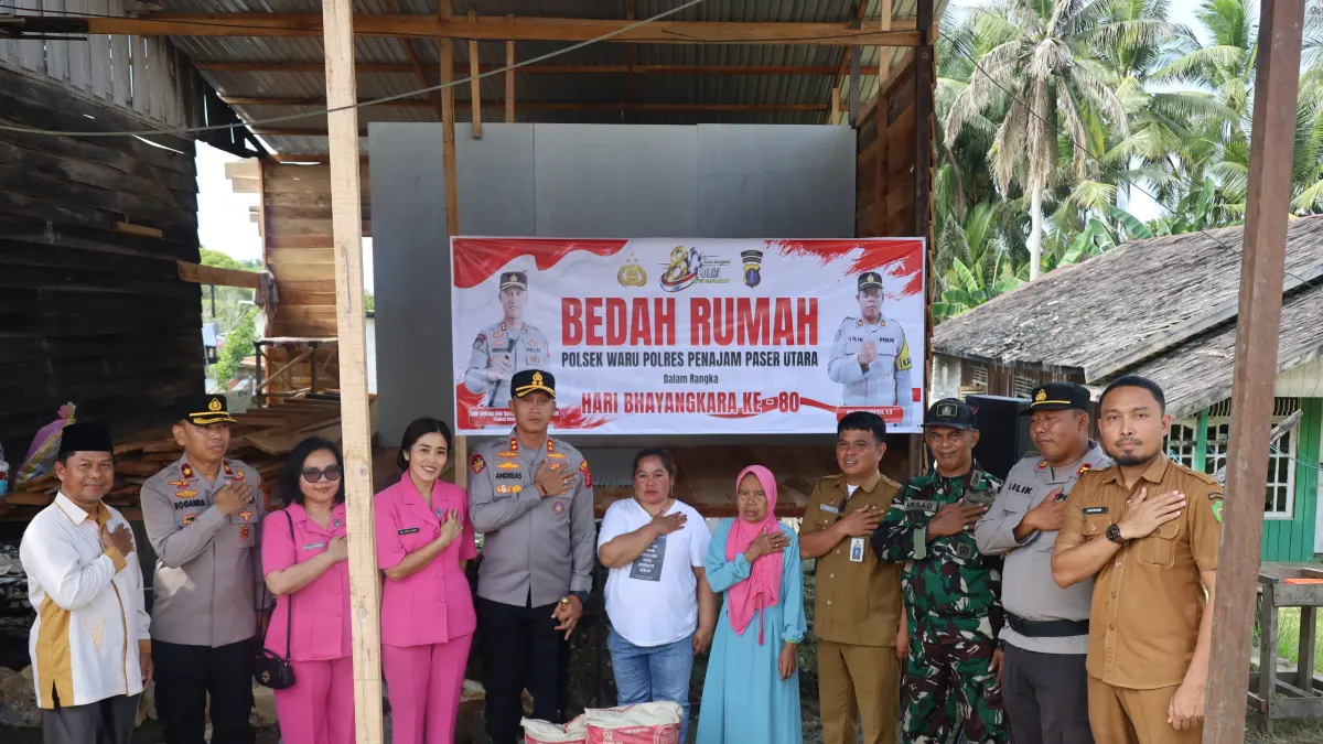 BEDAH RUMAH: Kapolres PPU, AKBP Andreas Alek Danantara (lima kiri) bersama tim saat menyerahkan bantuan bedah rumah yang terbakar di Waru.(humas polres ppu)