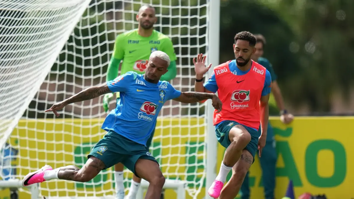 BERLATIH: Wesley dari Brazil (kiri) dan rekan setimnya Matheus Cunha berlatih menjelang Piala Dunia 2026, di Teresopolis, Brazil.(AP)