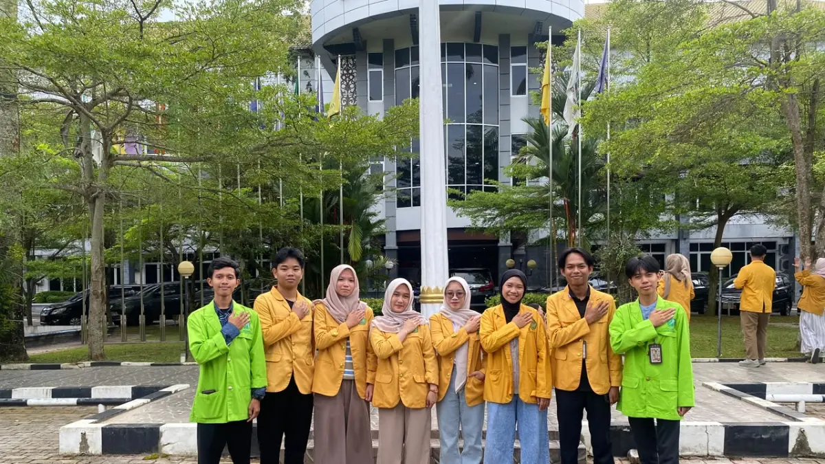 BSBK: Abdi dan kawan-kawan mahasiswa dan mahasiswi yang menerima Beasiswa Sobat Bumi Kalimantan (BSBK) PHI Kaltim 2025.(IST)