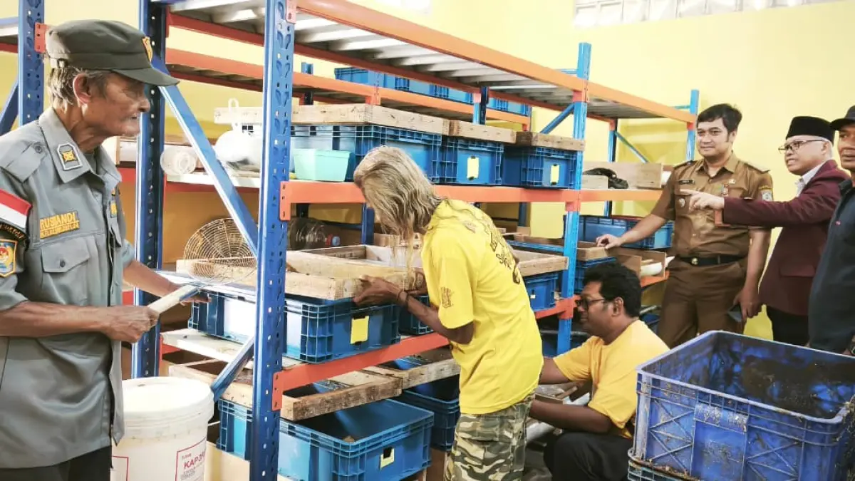 Camat Balikpapan Kota Rosin Suparlan (tiga kanan) saat monitoring rumah magot yang berada di samping kantor Kecamatan Balikpapan Kota. (LUPUS/KP)